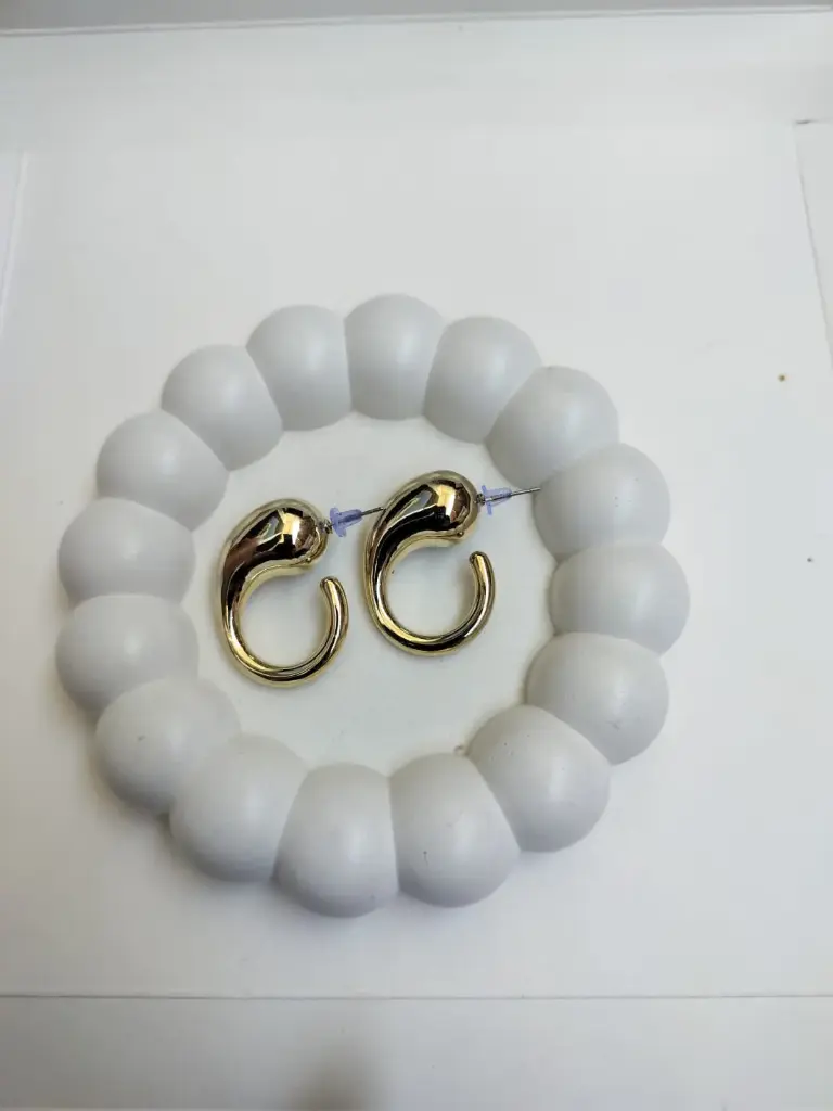 Tear drop curve earrings